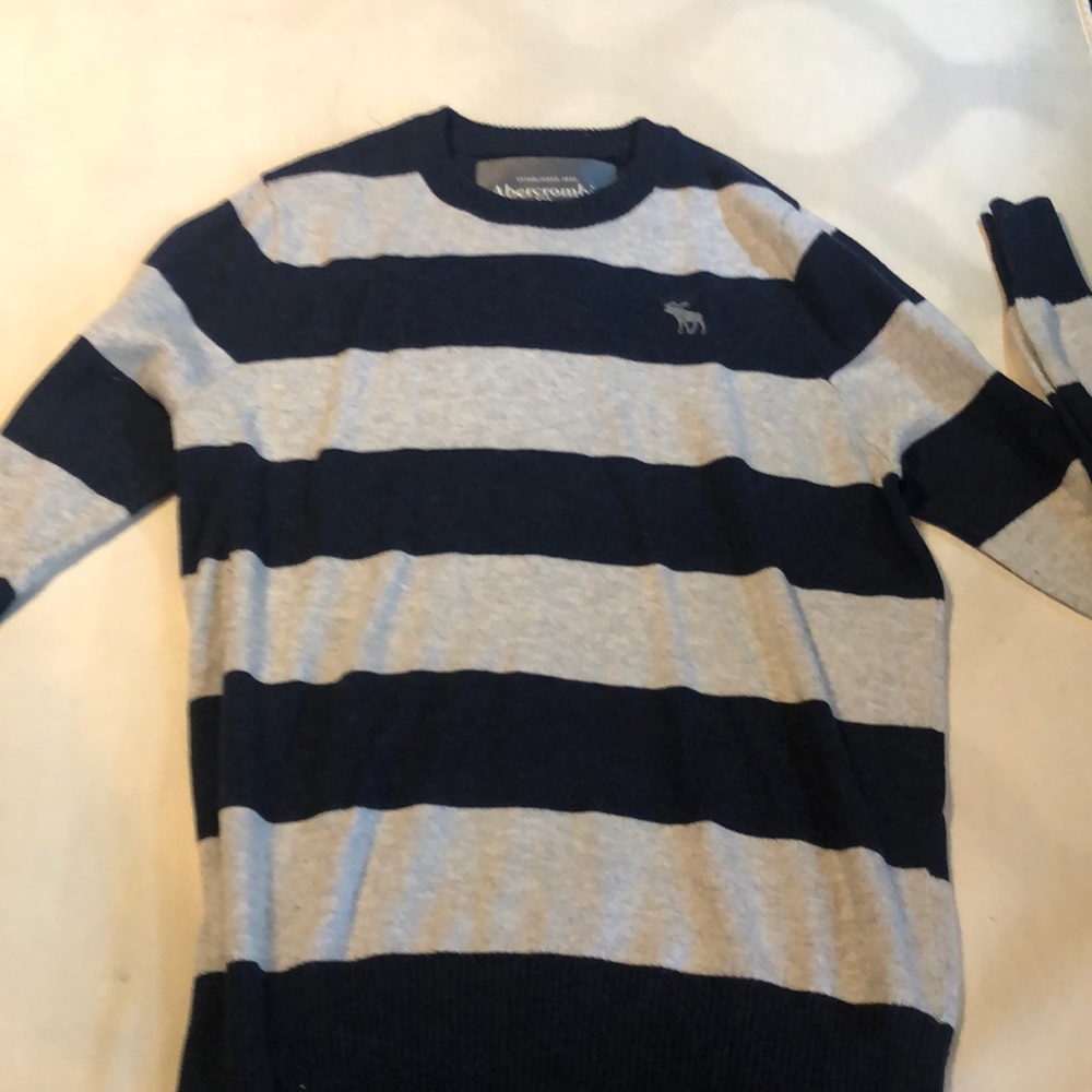 Abercrombie and Fitch sweater. Men’s M.